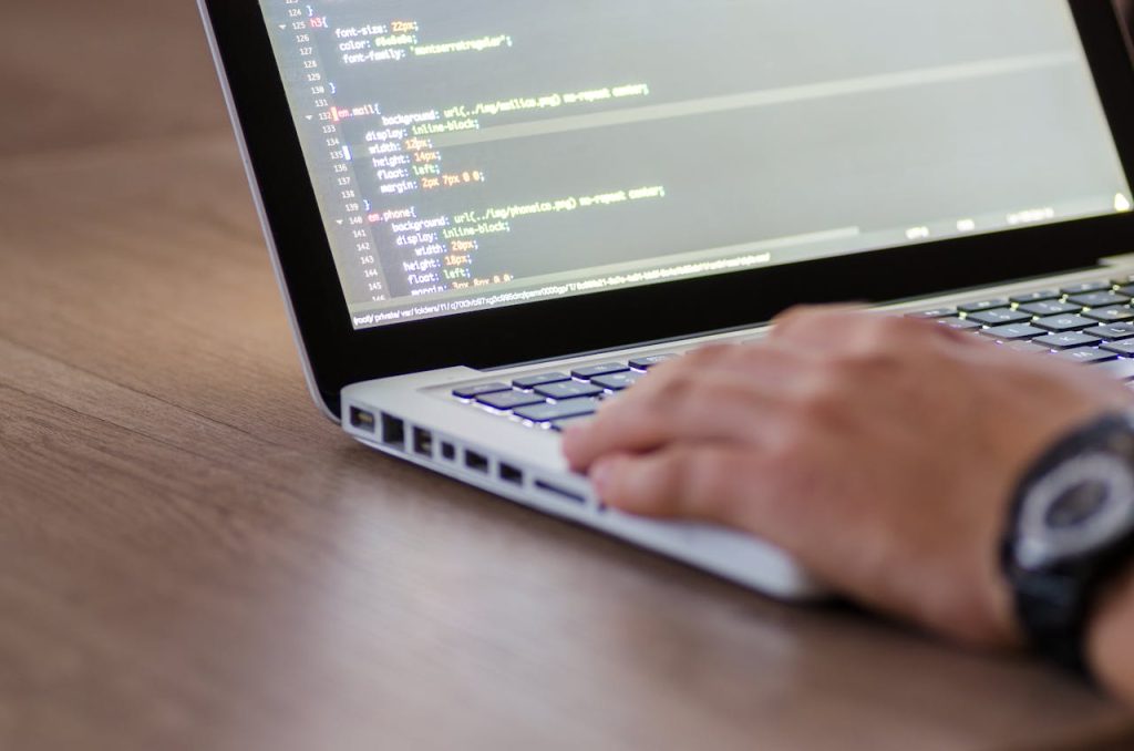 Zelf een website bouwen of een webdesigner inhuren
